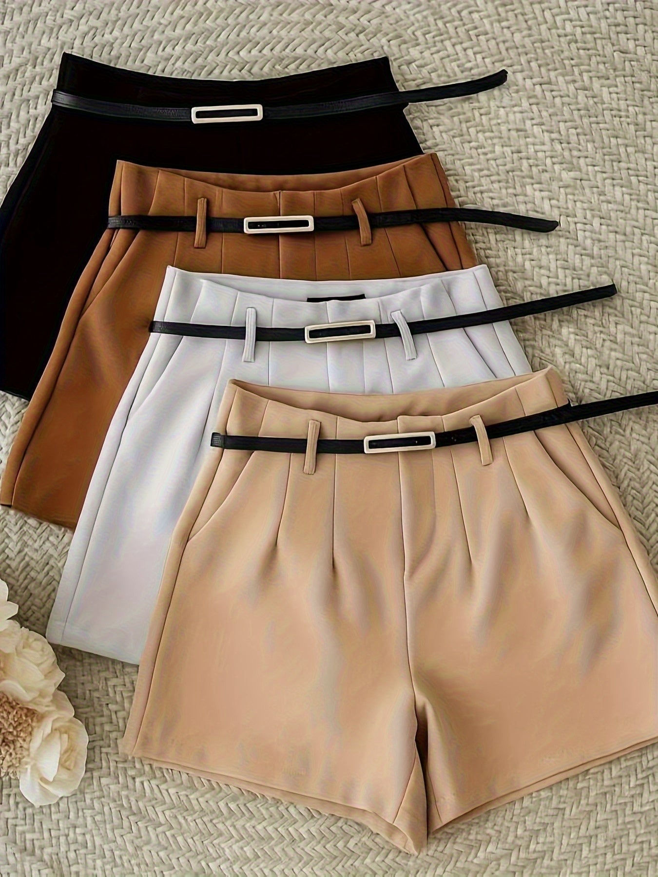 Damers eleganta kort topp och shorts med bälte – perfekt för sommar och fest