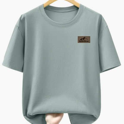 Herr T-shirt med minimalistisk bergslogga – Avslappnad och trendig vardagsstil