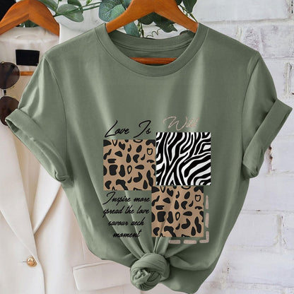 Dam T-shirt med djurmönster och inspirerande text – Trendig vardagstop med leopard- och zebramotiv