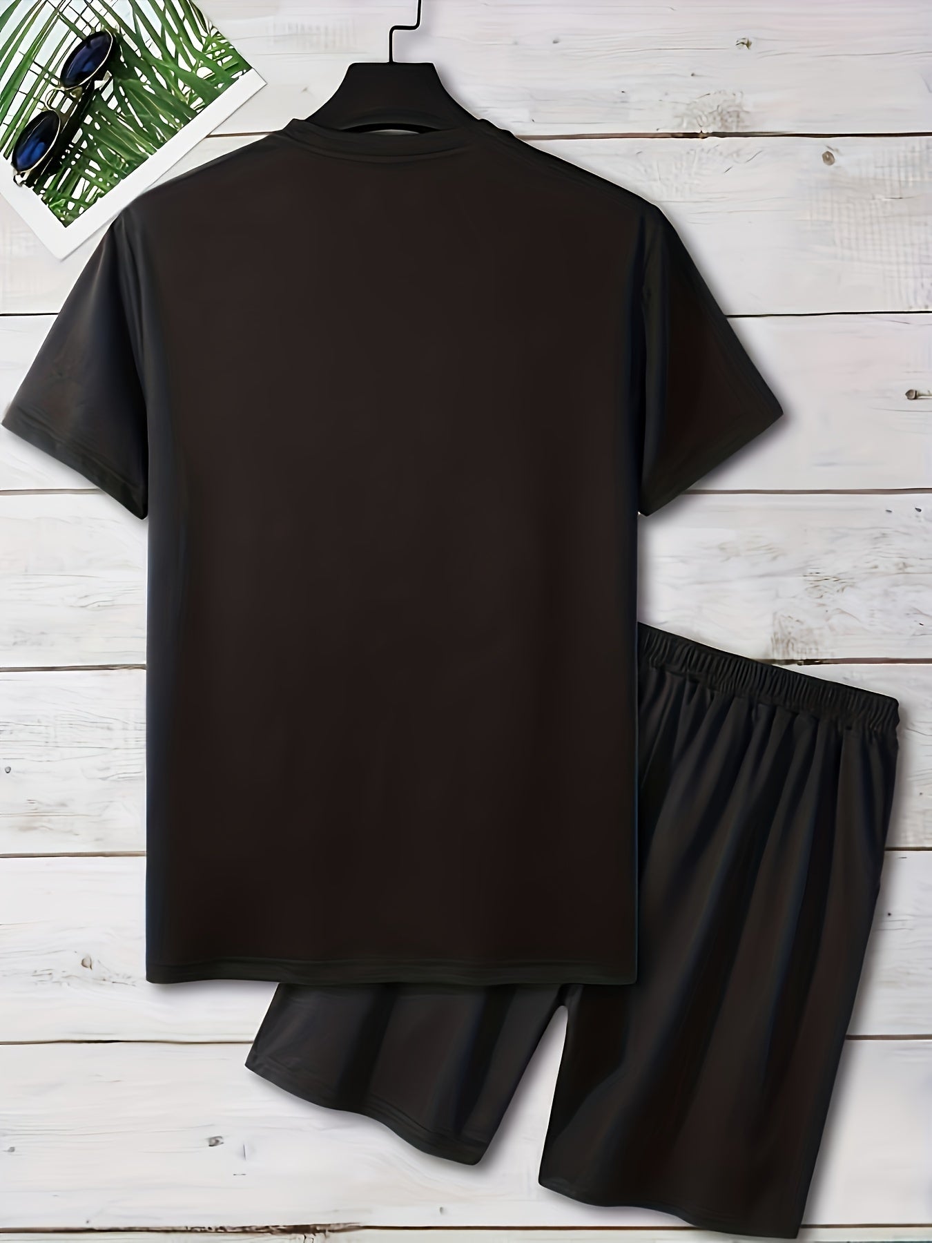 Herrarnas trendiga tvådelade set med grafiskt smileytryck – T-shirt och shorts för casual och streetwear