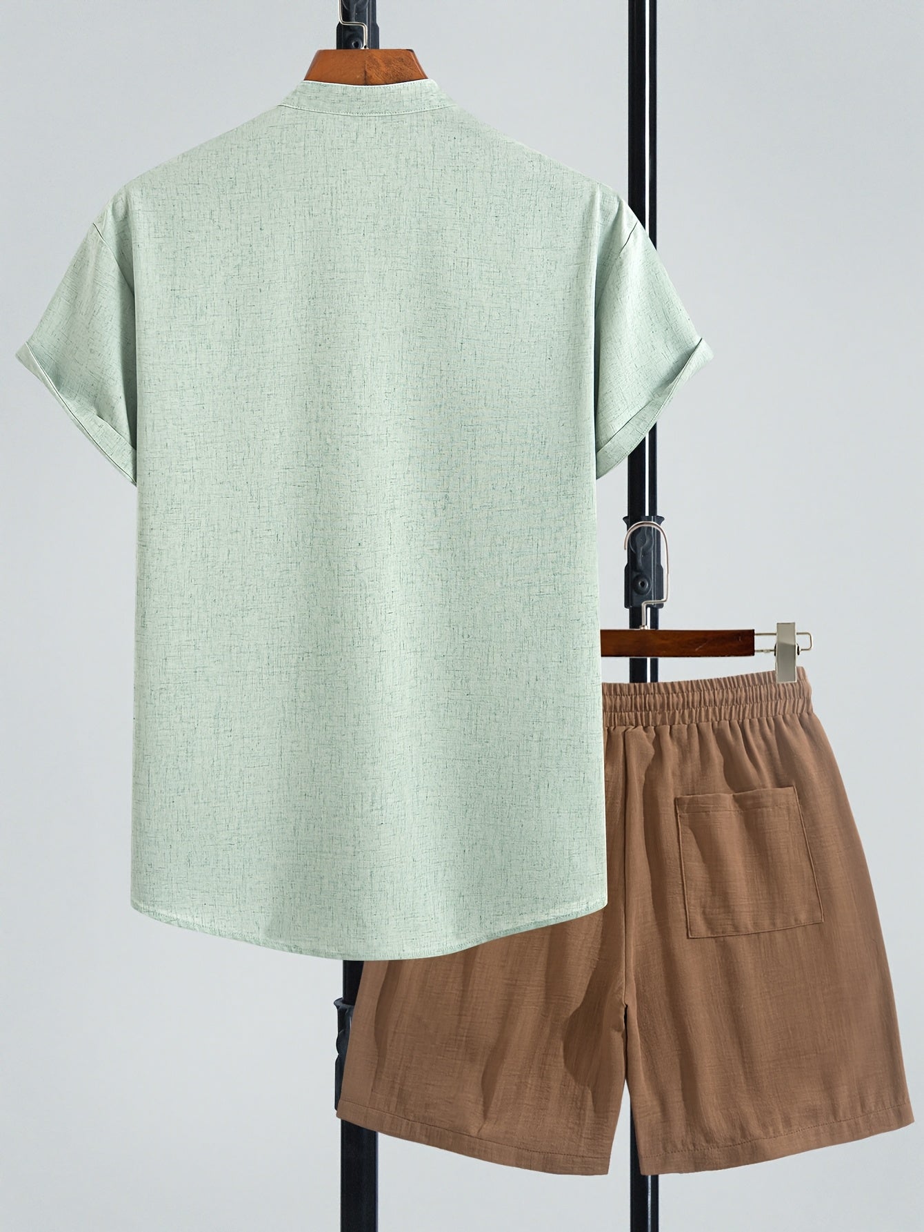 Herrset – Modern kortärmad Henley-tröja och avslappnade shorts – Perfekt för sommar och semester