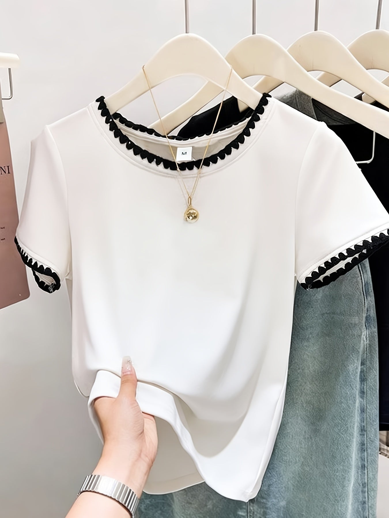 Dam Topp med Dekorativ Kant och Elegant Stil för Vardagsbruk och Fest