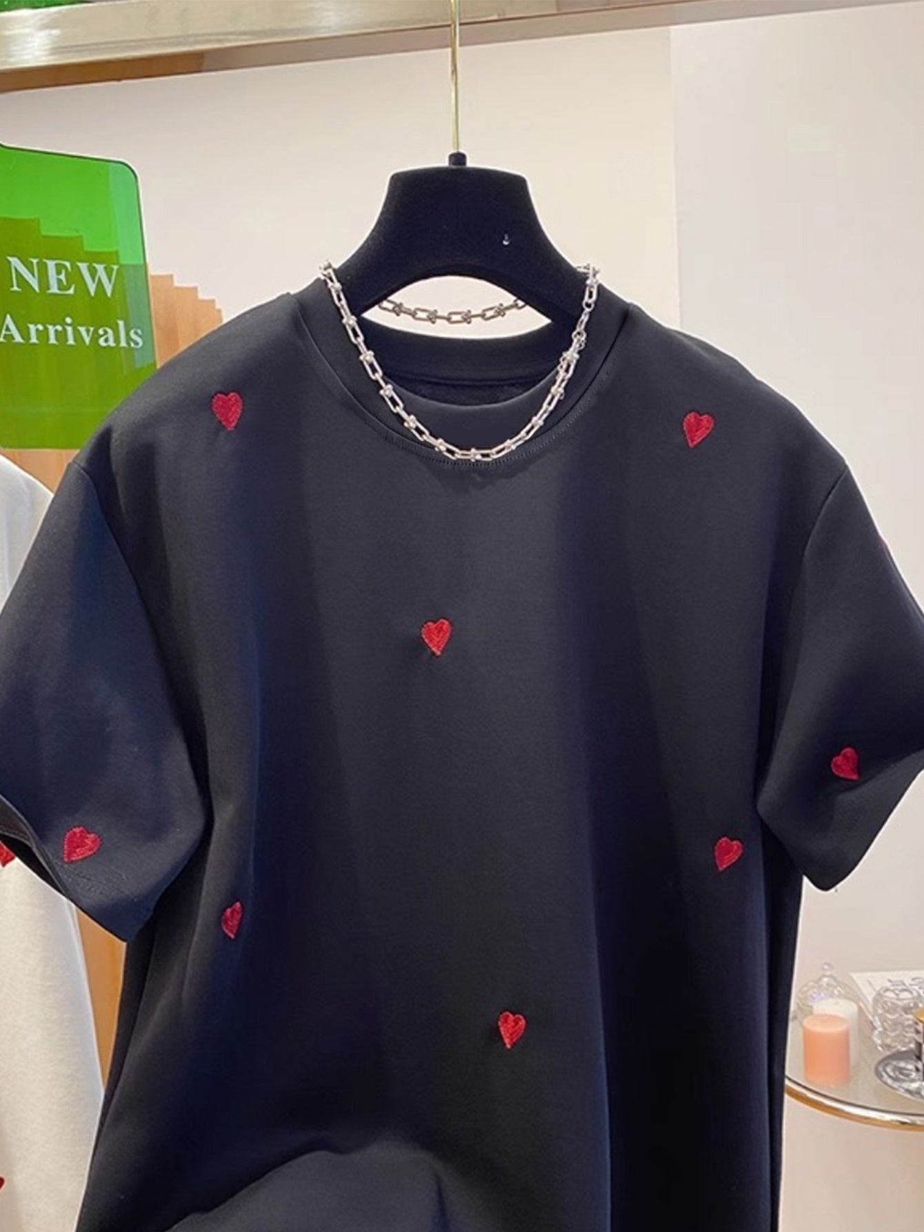 Dam T-shirt med broderade hjärtan – casual stil för vår och sommar