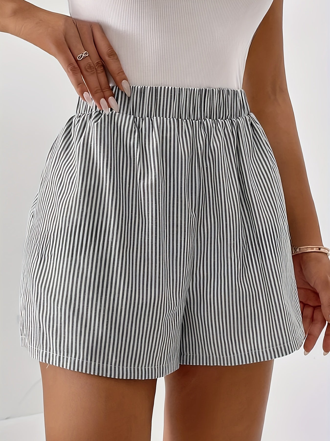 Damshorts med hög midja, randigt mönster, elegant sommarstil