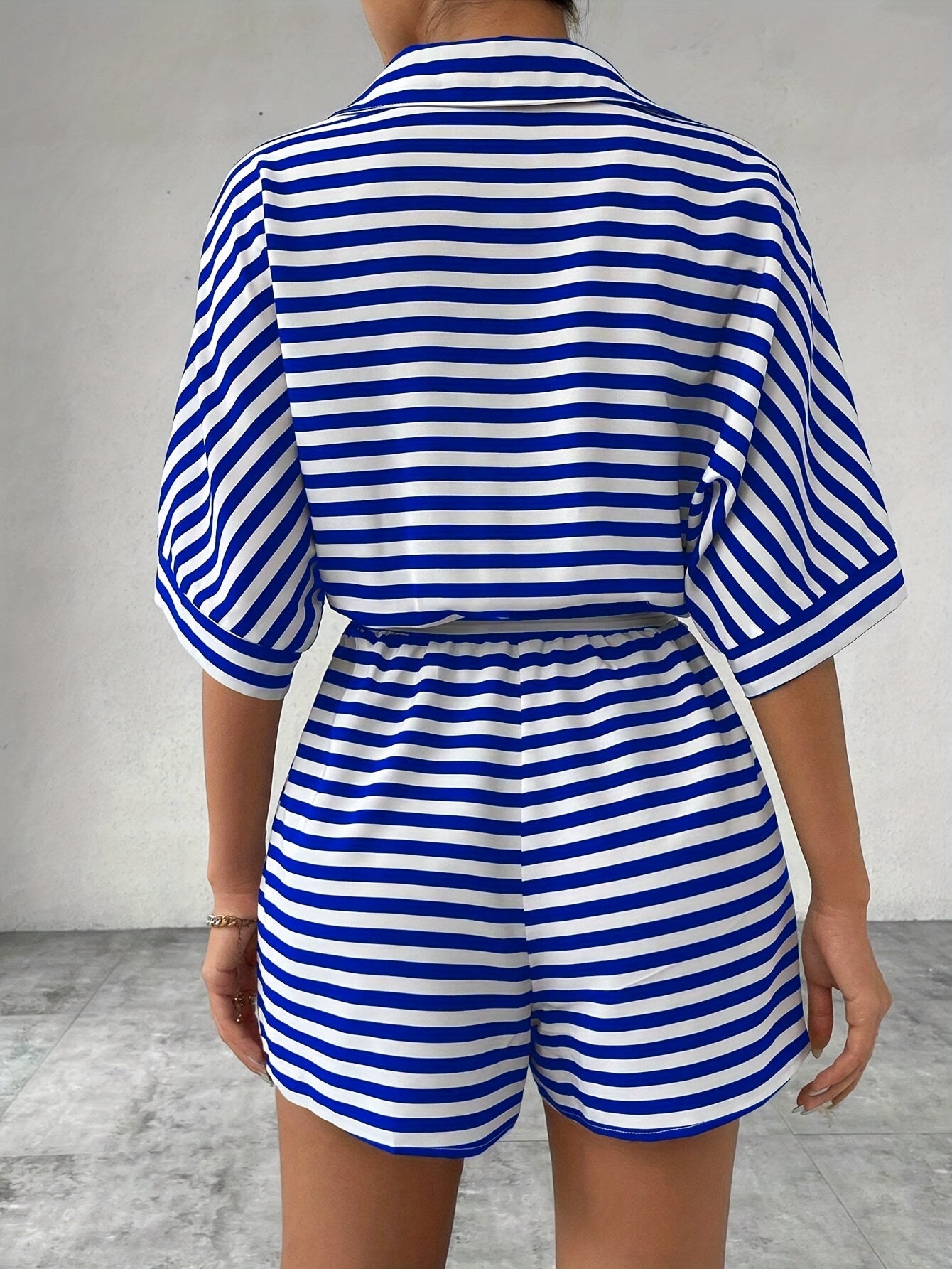 Dam Playsuit med Randigt Mönster och Avslappnad Passform – Perfekt för Sommar och Fritid