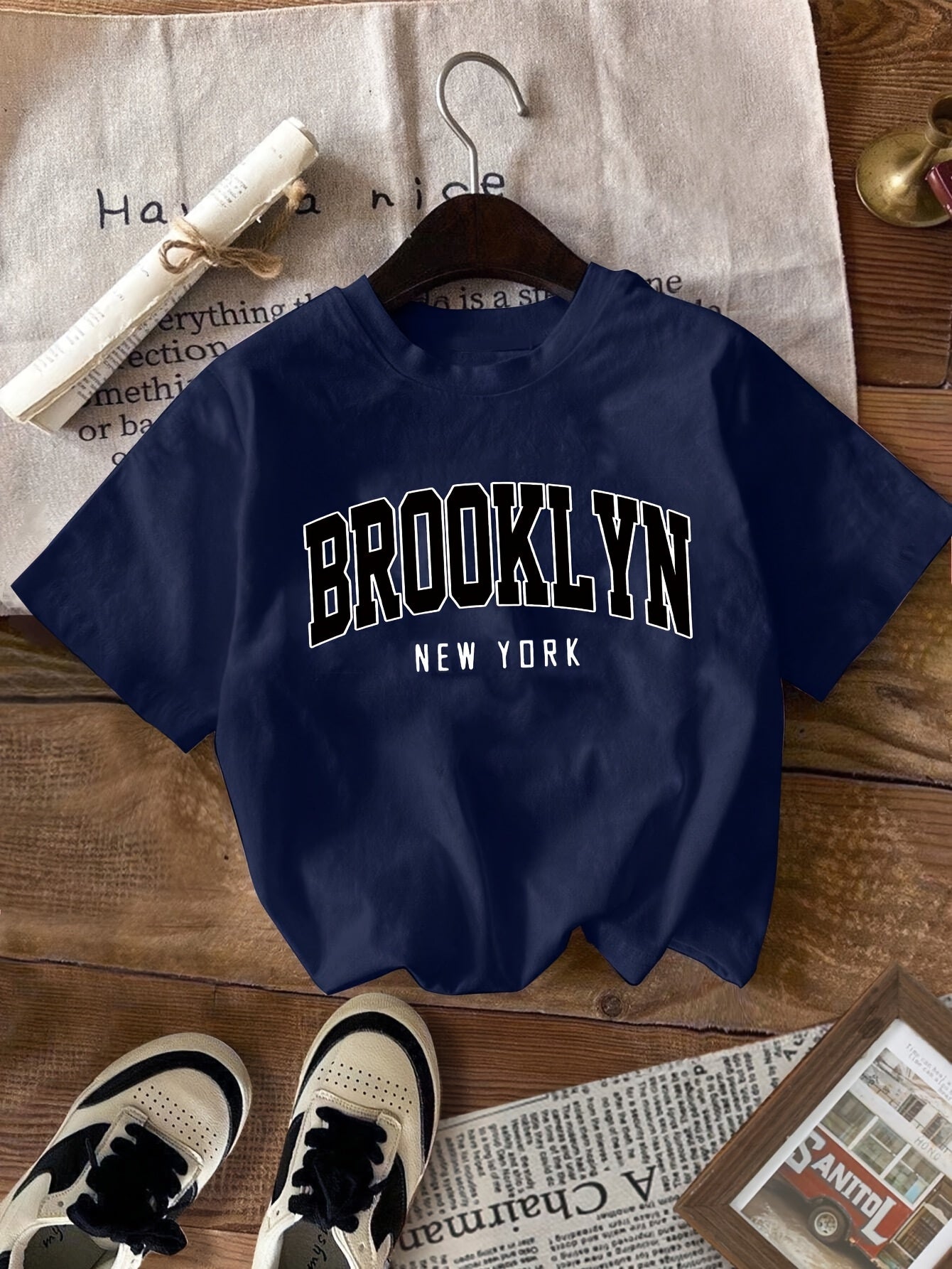 Dam T-shirt med Brooklyn-tryck och avslappnad streetwear-stil för vardagsbruk