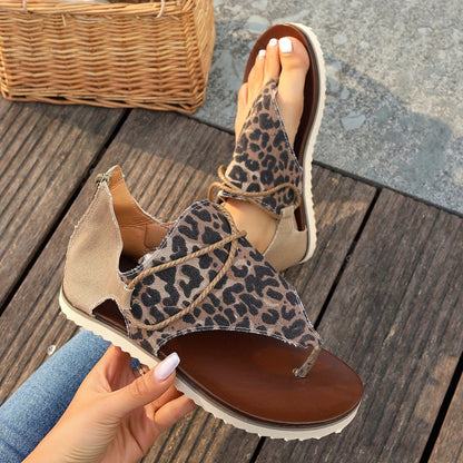 Damsandaler med leopardmönster – Bohemisk sommarsandal med låg klack och tårem