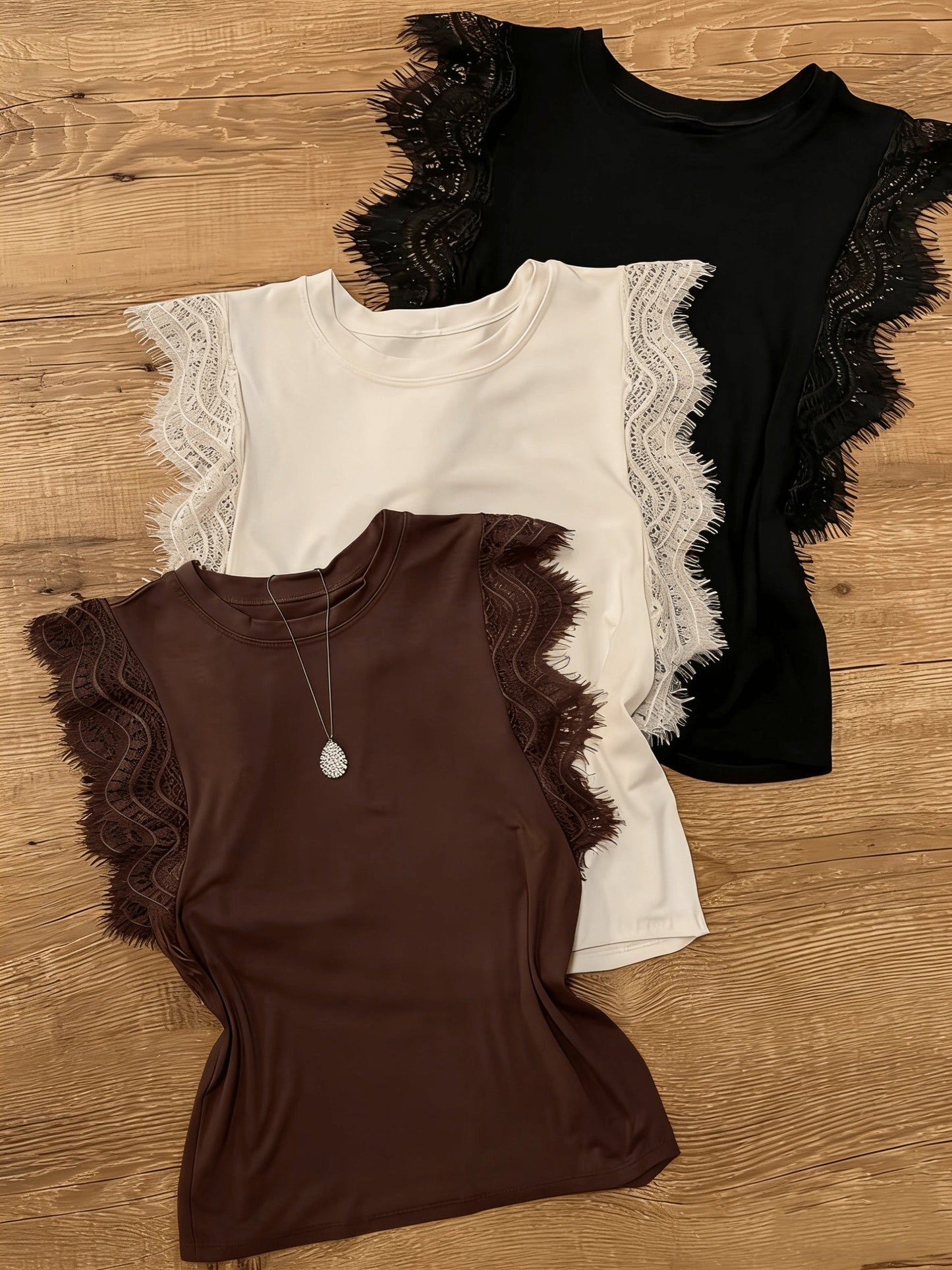 Damlinne med spetsdetaljer – elegant vardagsstil och sommartrend