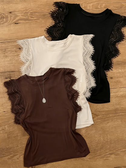 Damlinne med spetsdetaljer – elegant vardagsstil och sommartrend