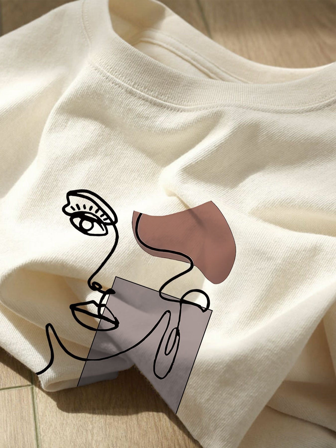 Dam T-shirt med abstrakt ansikte och modern konststil – casual för vår och sommar