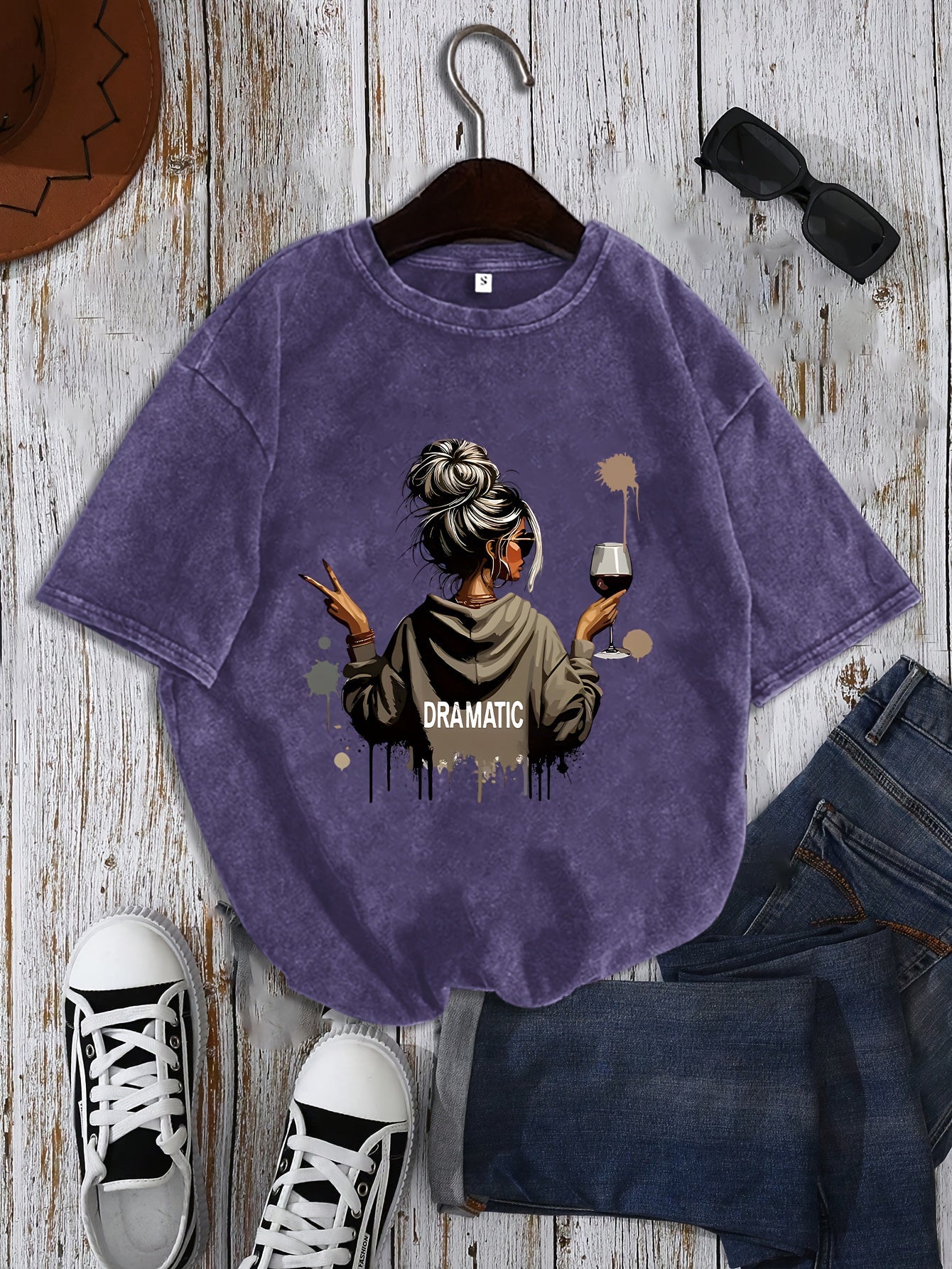 Dam T-shirt med tryck – Dramatic, avslappnad stil, perfekt för vardag och fritid