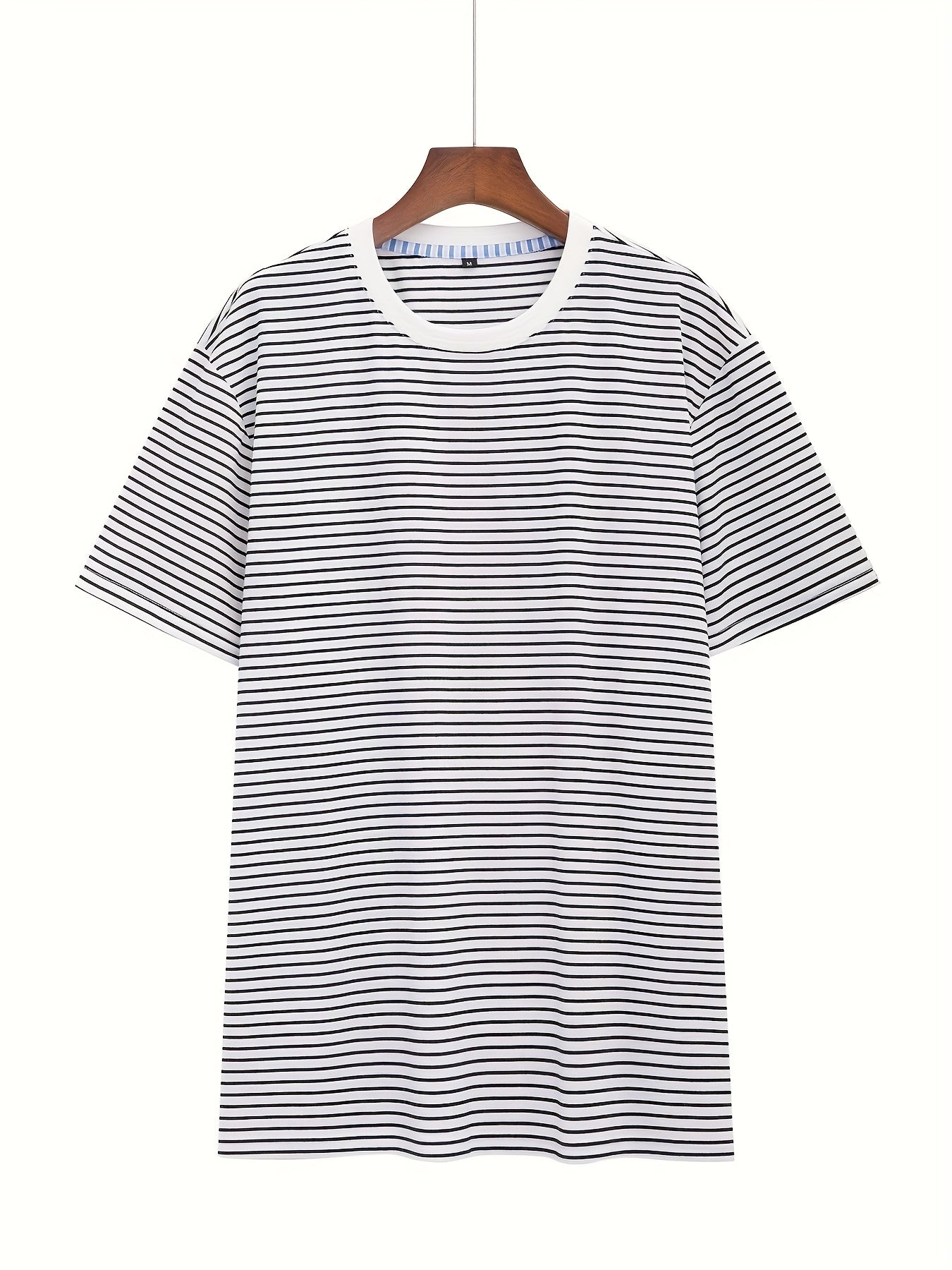 Herr T-shirt med horisontella ränder – Stilren och mångsidig vardagsstil