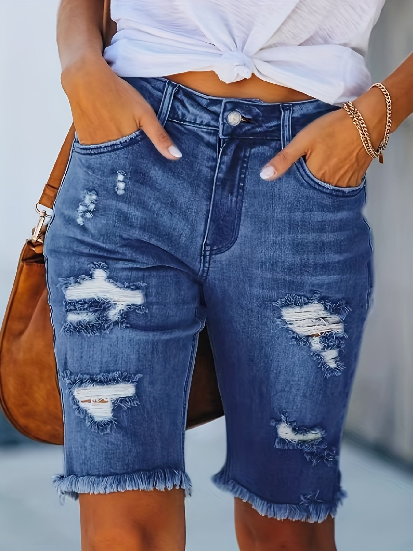 Dam Bermuda Shorts med Ripped Detaljer och Fransad Kant – Trendiga Jeansshorts för Sommar och Vardag