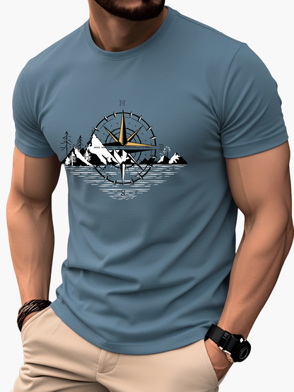 Herr T-shirt med kompass och berg – Äventyrsdesign för friluftsliv och vardag