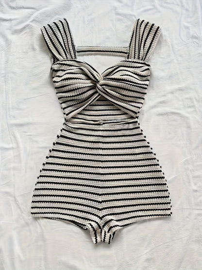 Dam Playsuit med Ränder – Stickad Kort Sommaroverall med Twistdetalj