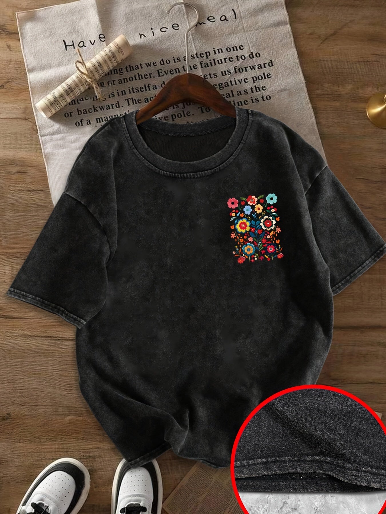 Dam T-shirt med söt blommig brodyr och avslappnad passform – Perfekt för sommarens vardag