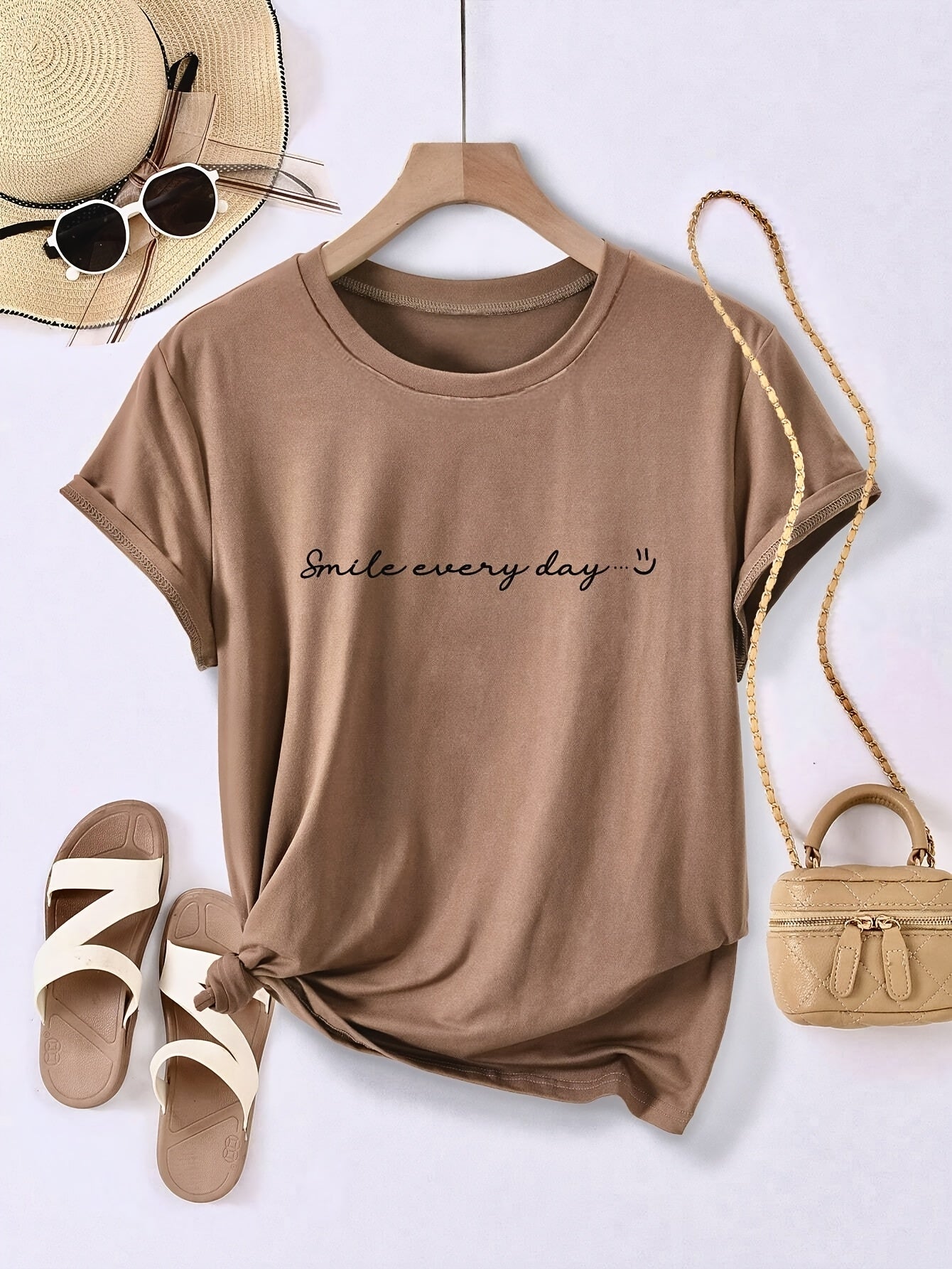 Dam T-shirt med tryck – Avslappnad och trendig vardagsstil med slogan "Smile every day"