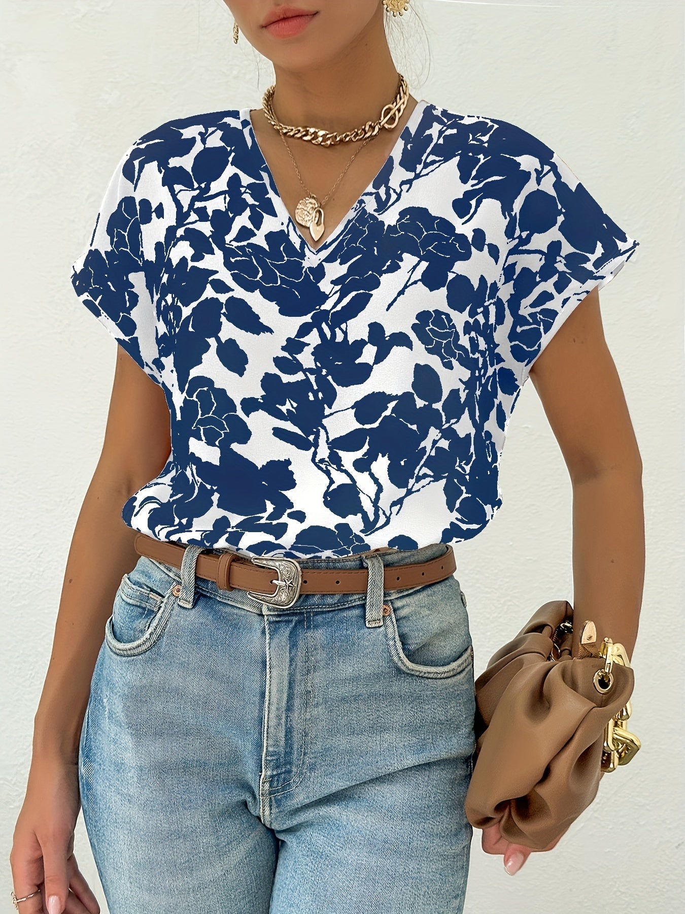 Dam Elegant Blus med Blommönster och V-ringning – Perfekt för Sommar och Vardag
