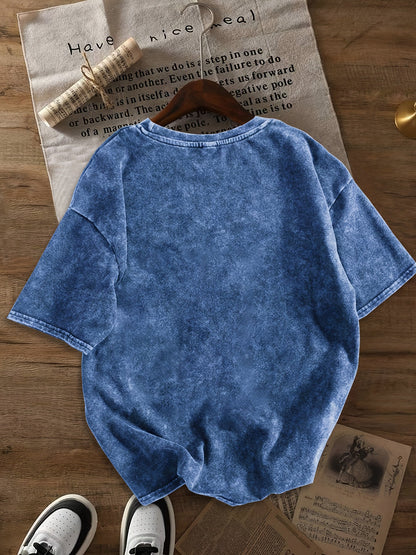 Dam T-shirt med avslappnad passform och trendiga jeansshorts för sommarens streetstyle