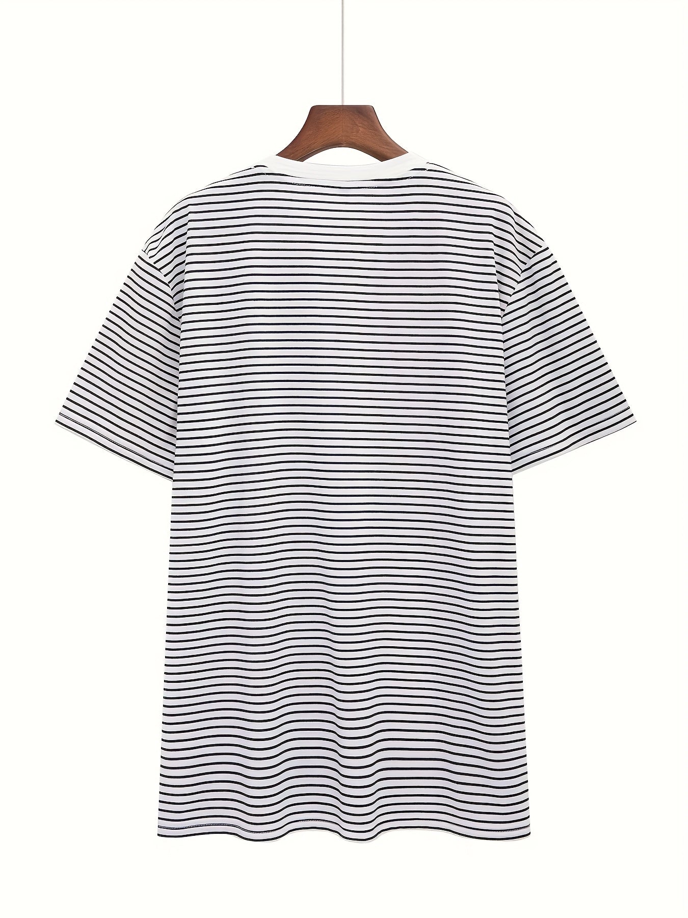 Herr T-shirt med horisontella ränder – Stilren och mångsidig vardagsstil