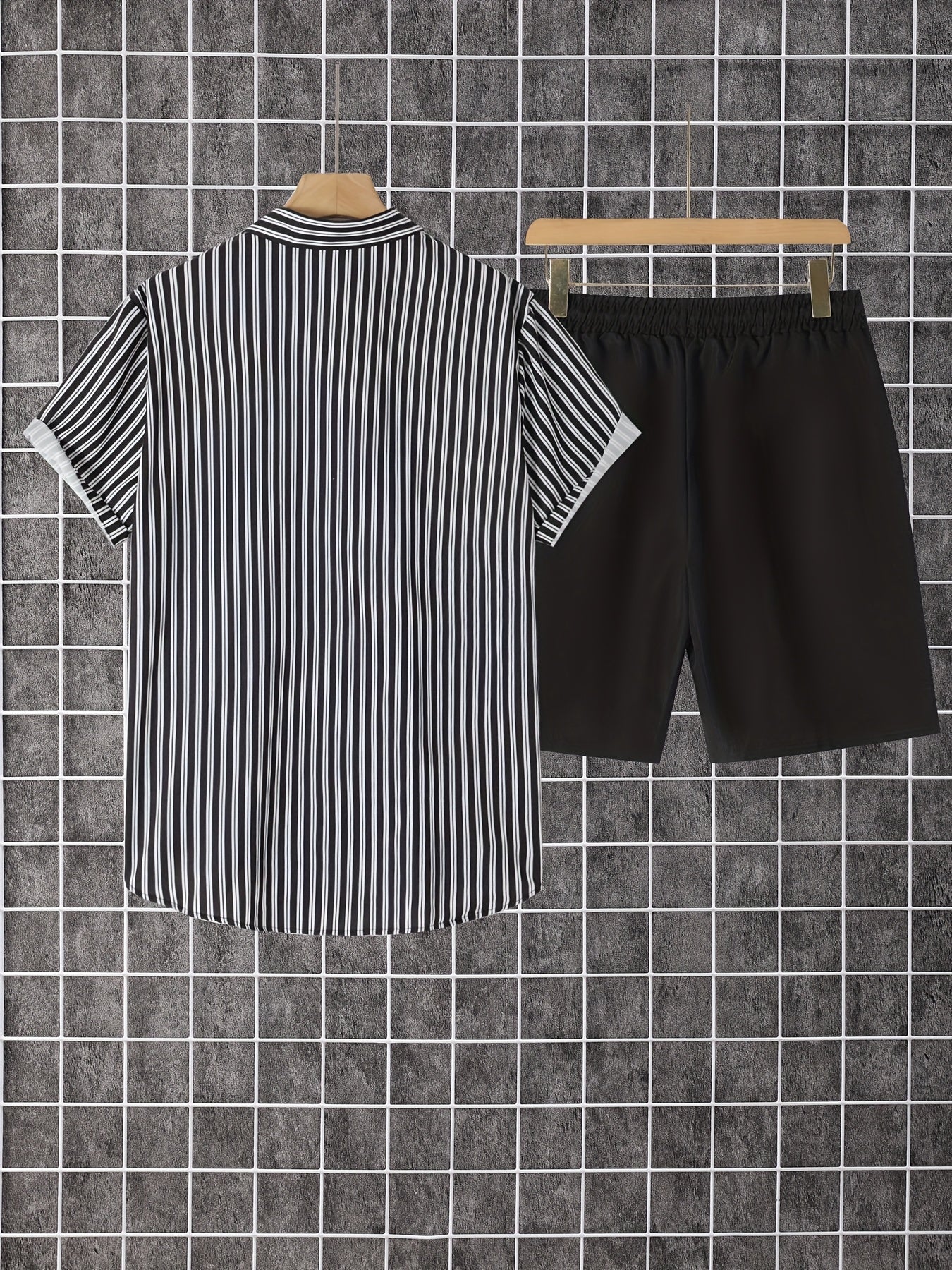 Herr Set – Trendigt Sommarset med Randig Skjorta och Shorts för Avslappnad Stil