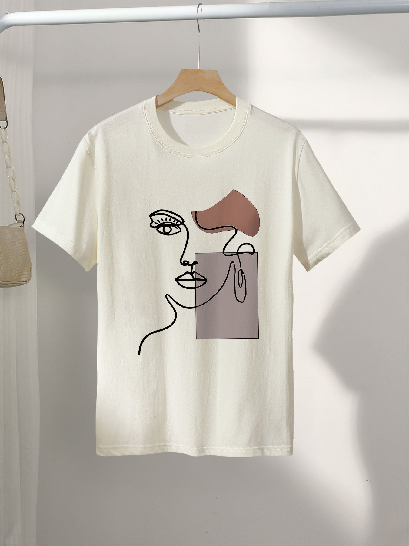 Dam T-shirt med abstrakt ansikte och modern konststil – casual för vår och sommar