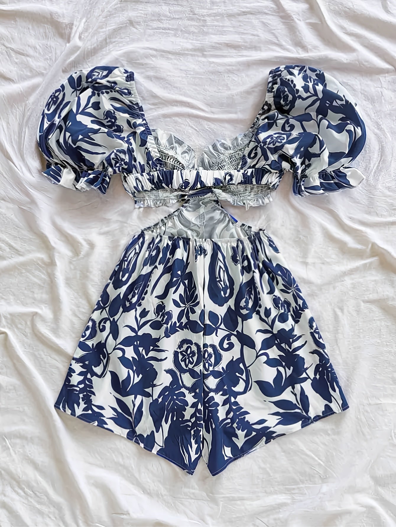 Dam Playsuit med Tropiskt Bladmönster och Puffärmar – Perfekt för Sommar och Semester