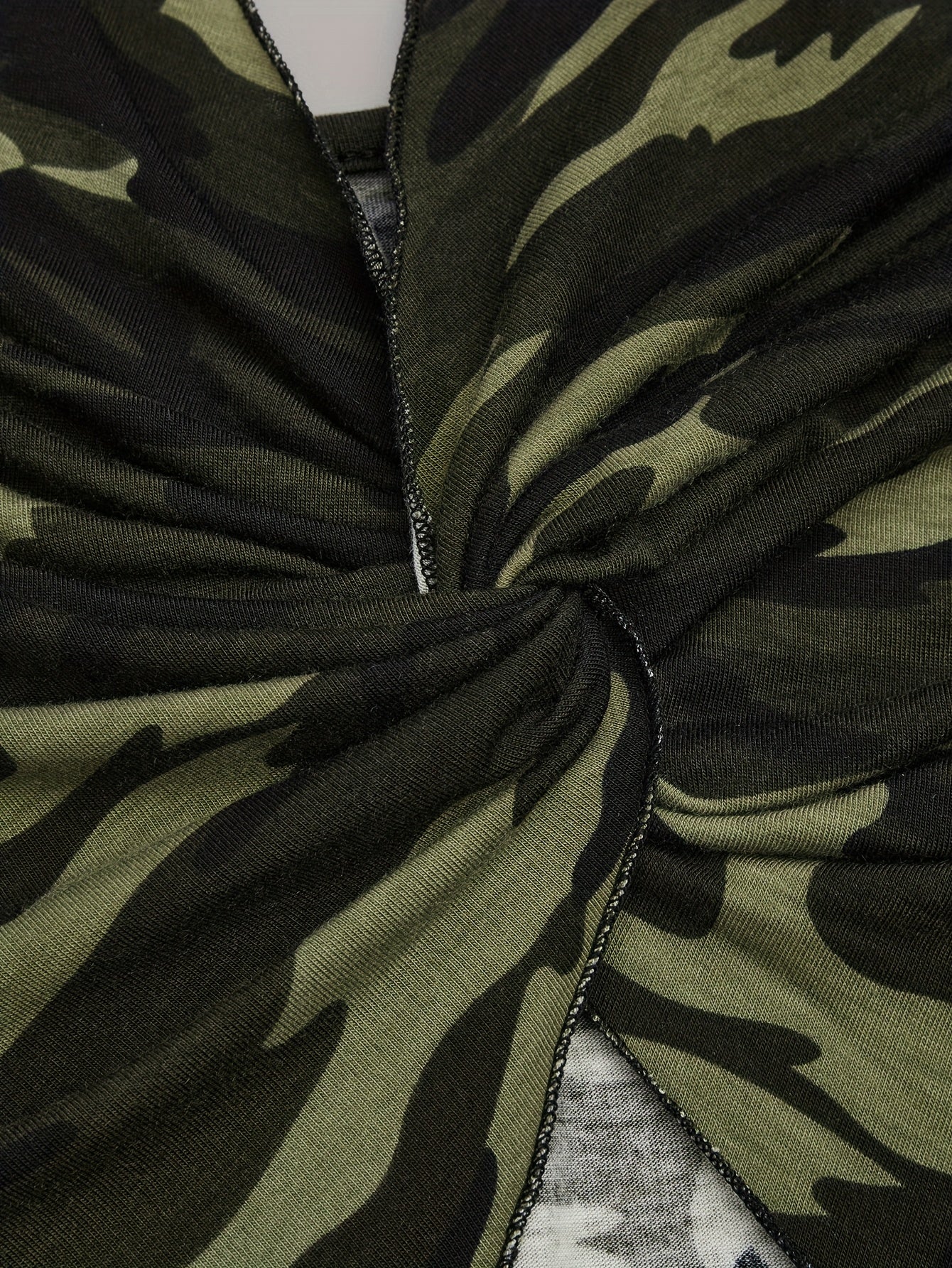 Damlinne med camouflagemönster, twistdetalj och handkerchief-ärm – Trendigt linne för fest och vardag