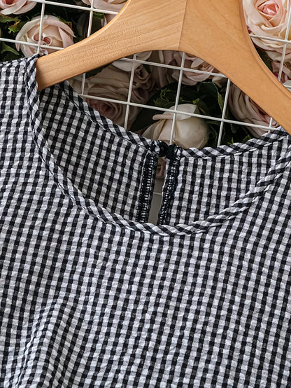 Damklänning utan ärm med rutigt mönster och volangkant – vardagsstil och sommarlook