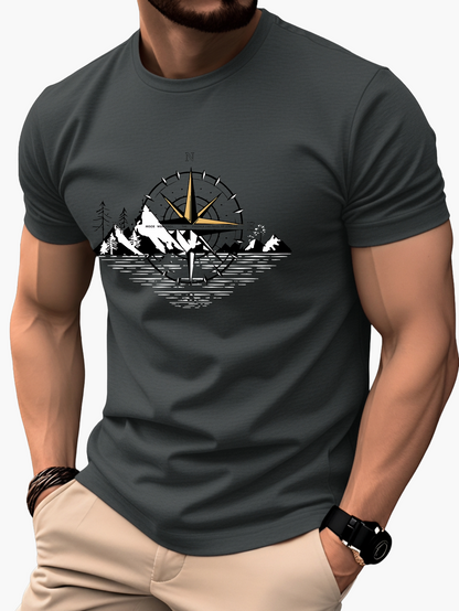 Herr T-shirt med kompass och berg – Äventyrsdesign för friluftsliv och vardag