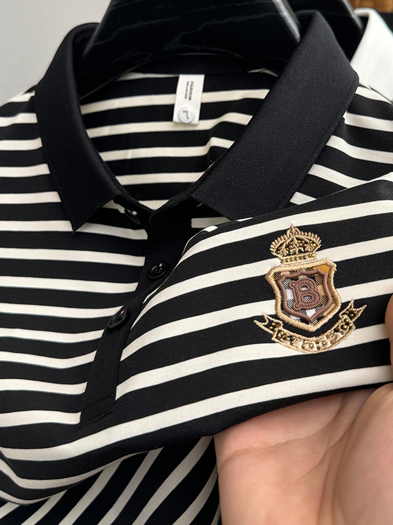 Herr Pikétröja med Klassiska Ränder och Broderad Emblem – Stilren och Sportig för Fritid och Arbete