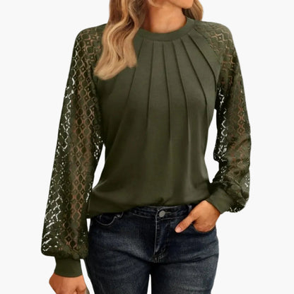 Dam Blus med Långärmade Spetsärmar och Elegant Veckad Front – Perfekt för Kväll och Kontor
