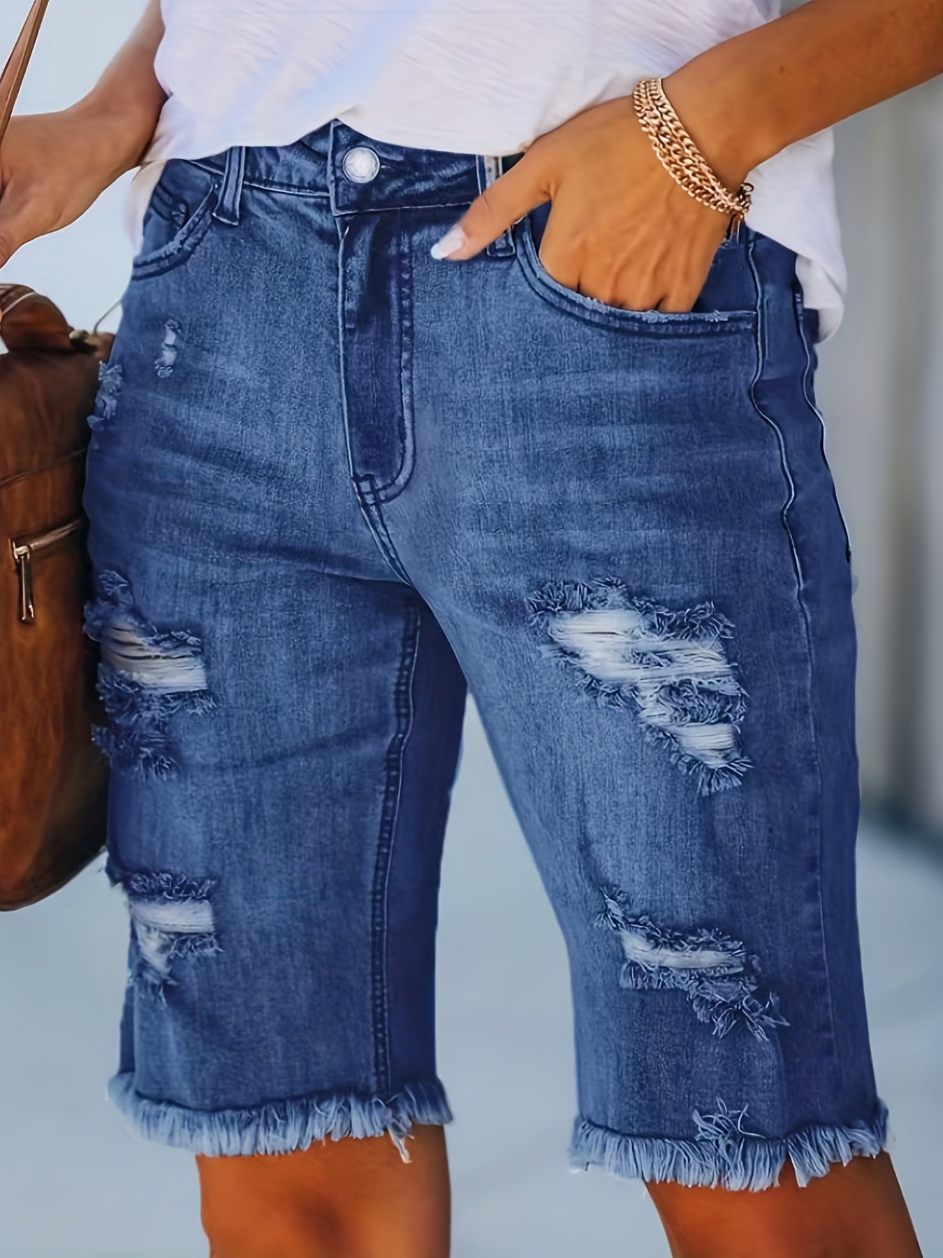 Dam Bermuda Shorts med Ripped Detaljer och Fransad Kant – Trendiga Jeansshorts för Sommar och Vardag