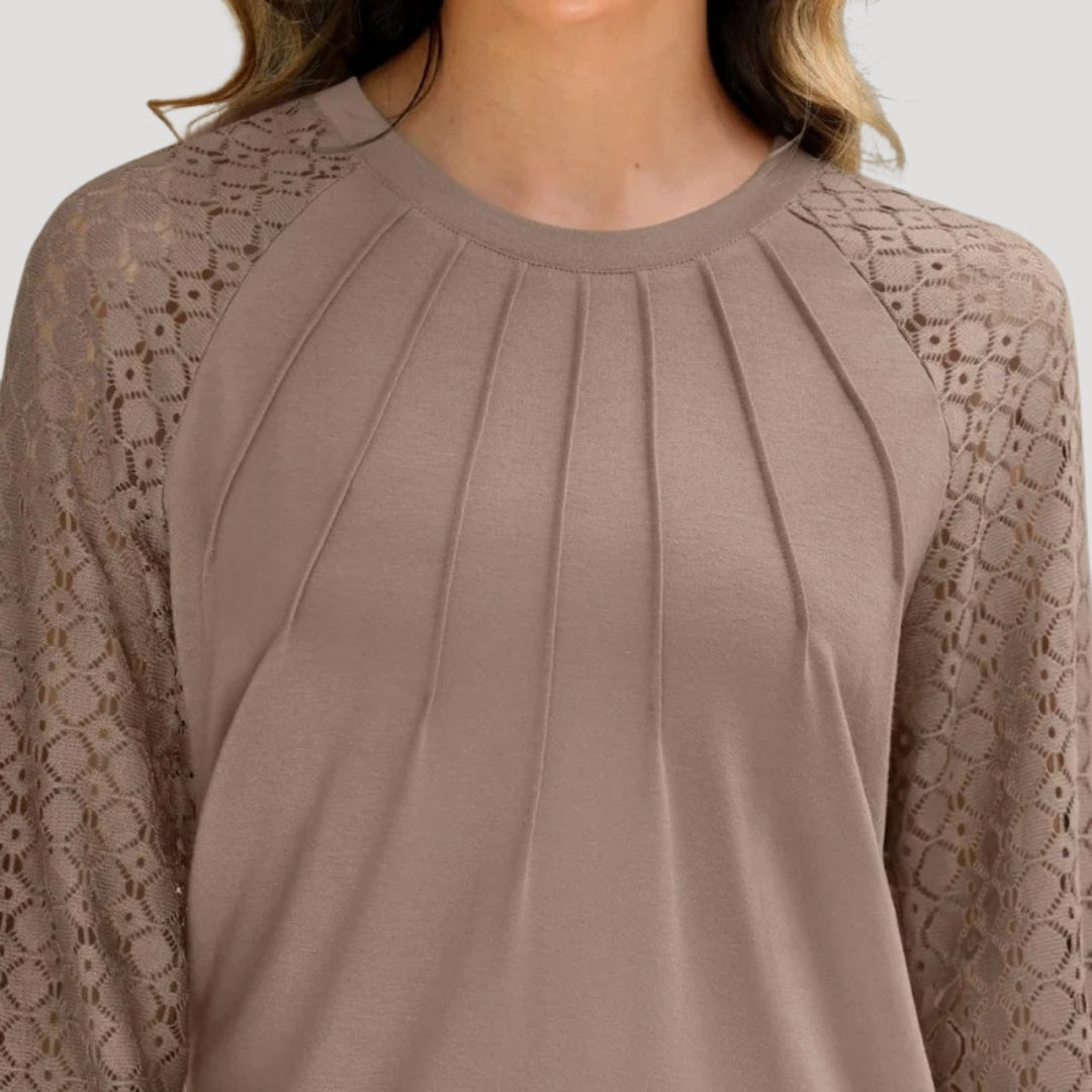 Dam Blus med Långärmade Spetsärmar och Elegant Veckad Front – Perfekt för Kväll och Kontor
