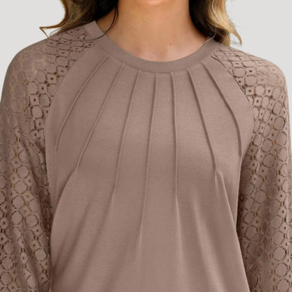 Dam Blus med Långärmade Spetsärmar och Elegant Veckad Front – Perfekt för Kväll och Kontor