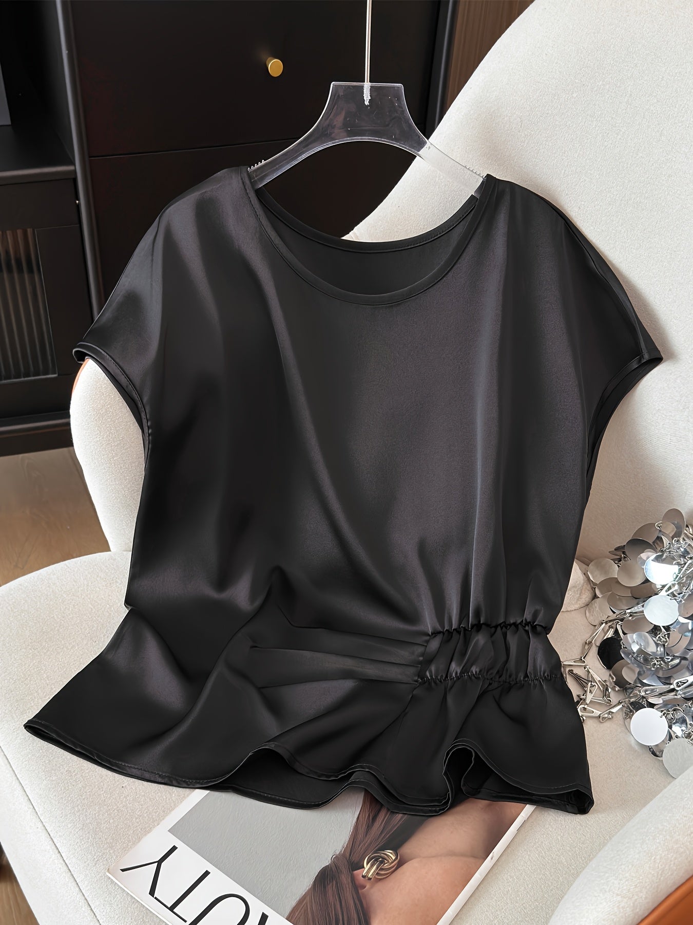 Dam Blus med Asymmetrisk Rynkning och Modern Siluett – Elegant Topp för Vardag och Fest