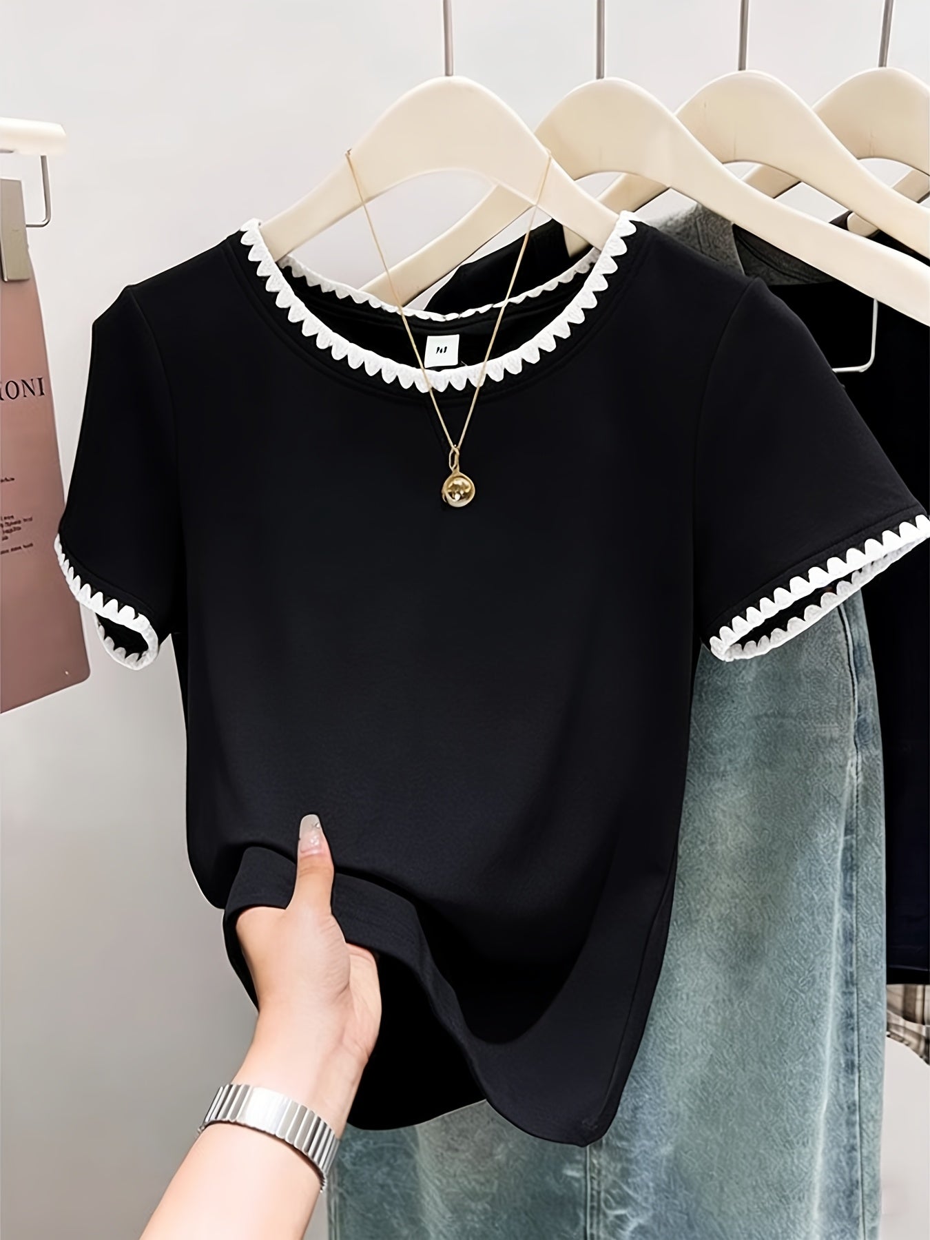 Dam Topp med Dekorativ Kant och Elegant Stil för Vardagsbruk och Fest