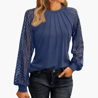 Dam Blus med Långärmade Spetsärmar och Elegant Veckad Front – Perfekt för Kväll och Kontor