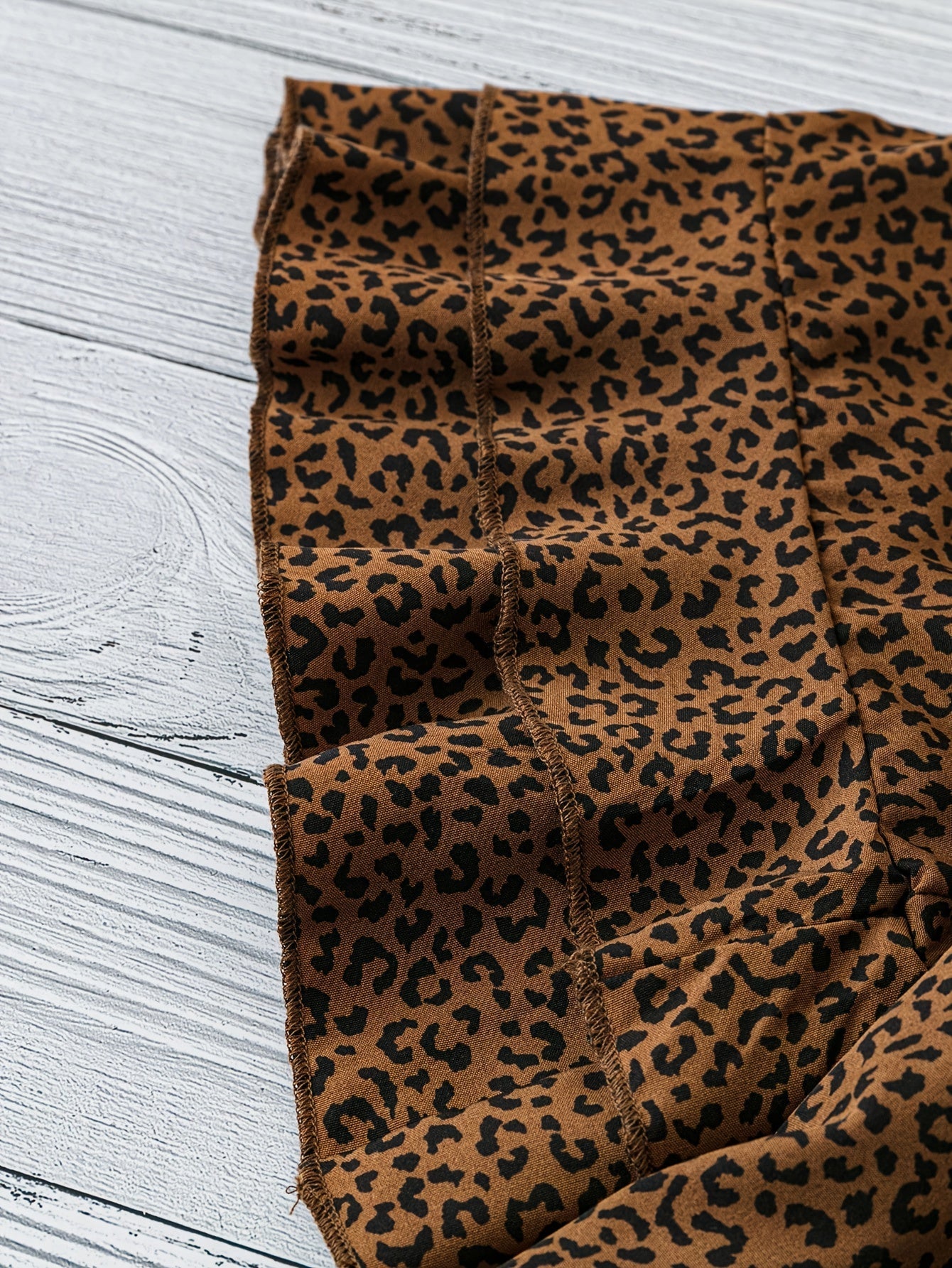 Dam Topp i Leopardmönster med Volangärm – Ledig Semesterstil