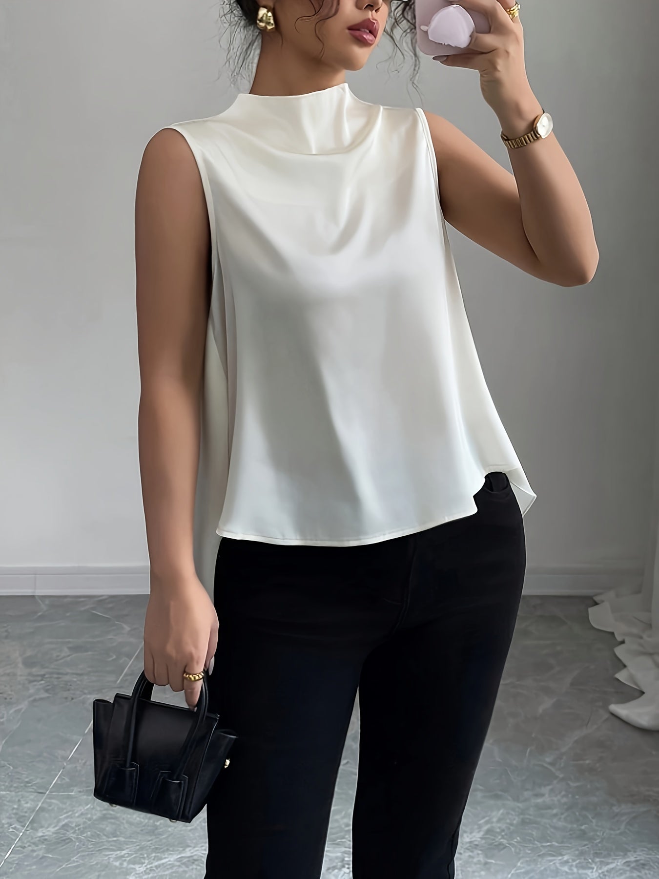 Damblus med hög krage och draperad ärmlös design – elegant för kontor och fest
