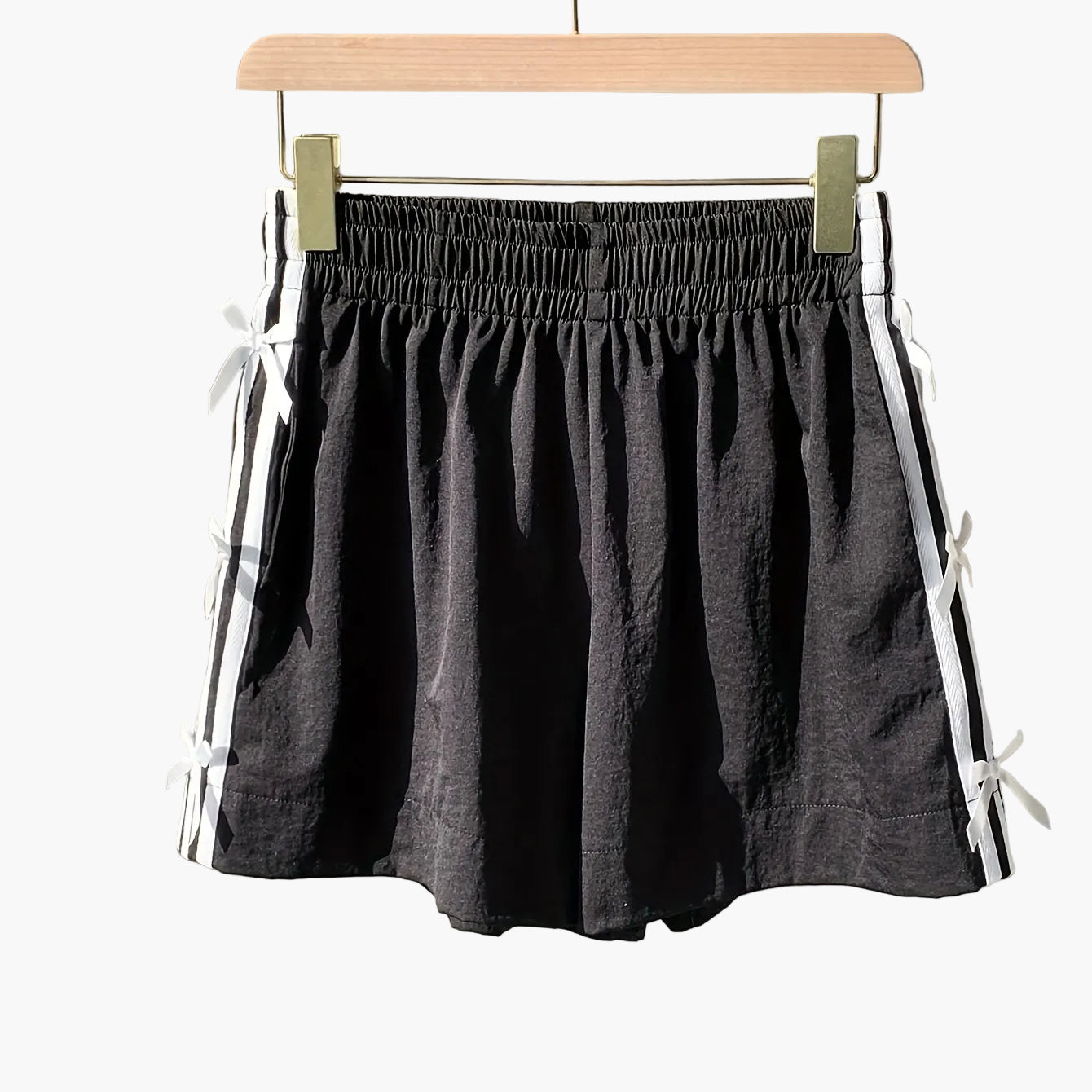 Damshorts med sportig design och dekorativa rosetter – Perfekt för sommar och semester
