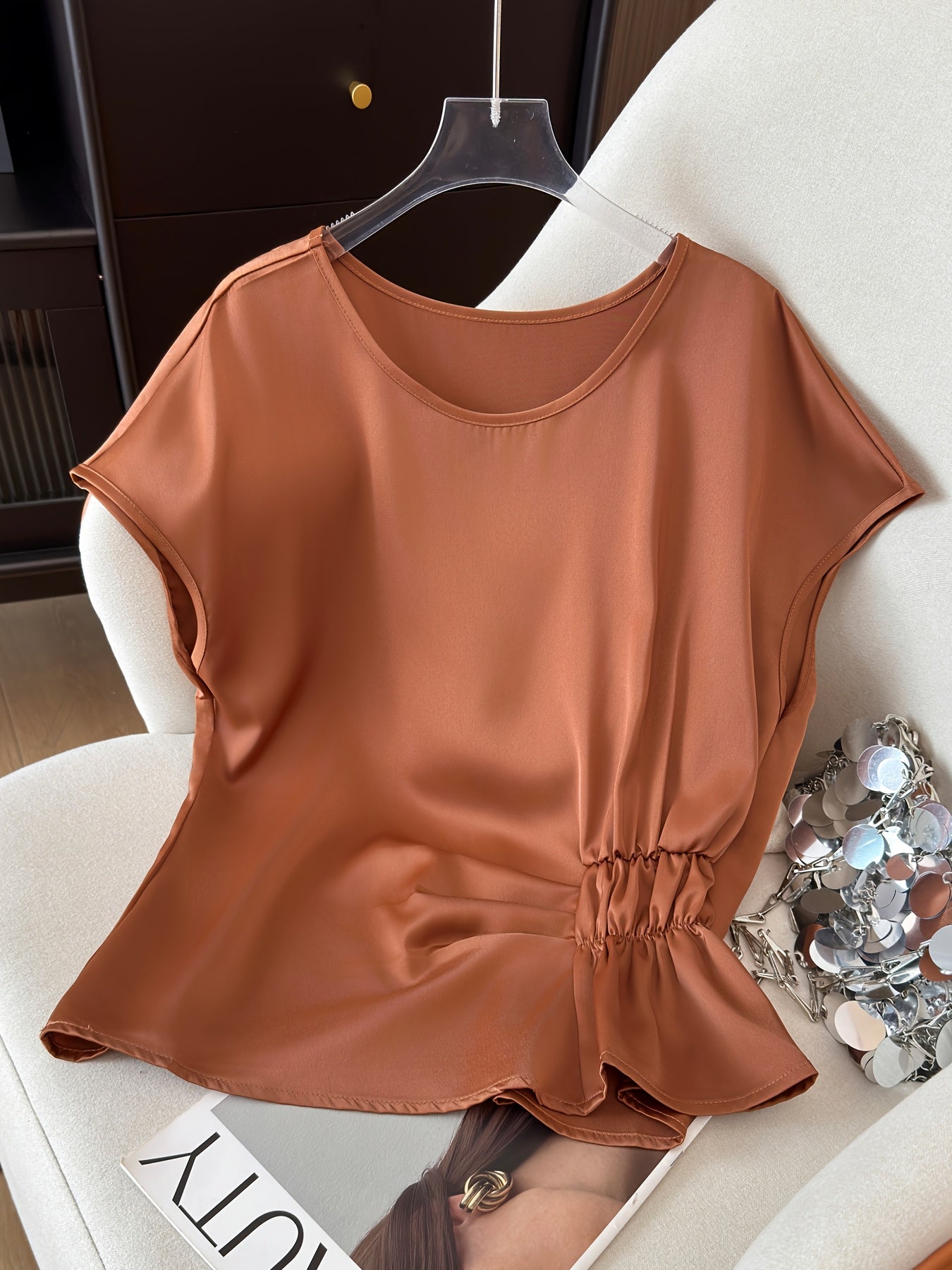 Dam Blus med Asymmetrisk Rynkning och Modern Siluett – Elegant Topp för Vardag och Fest