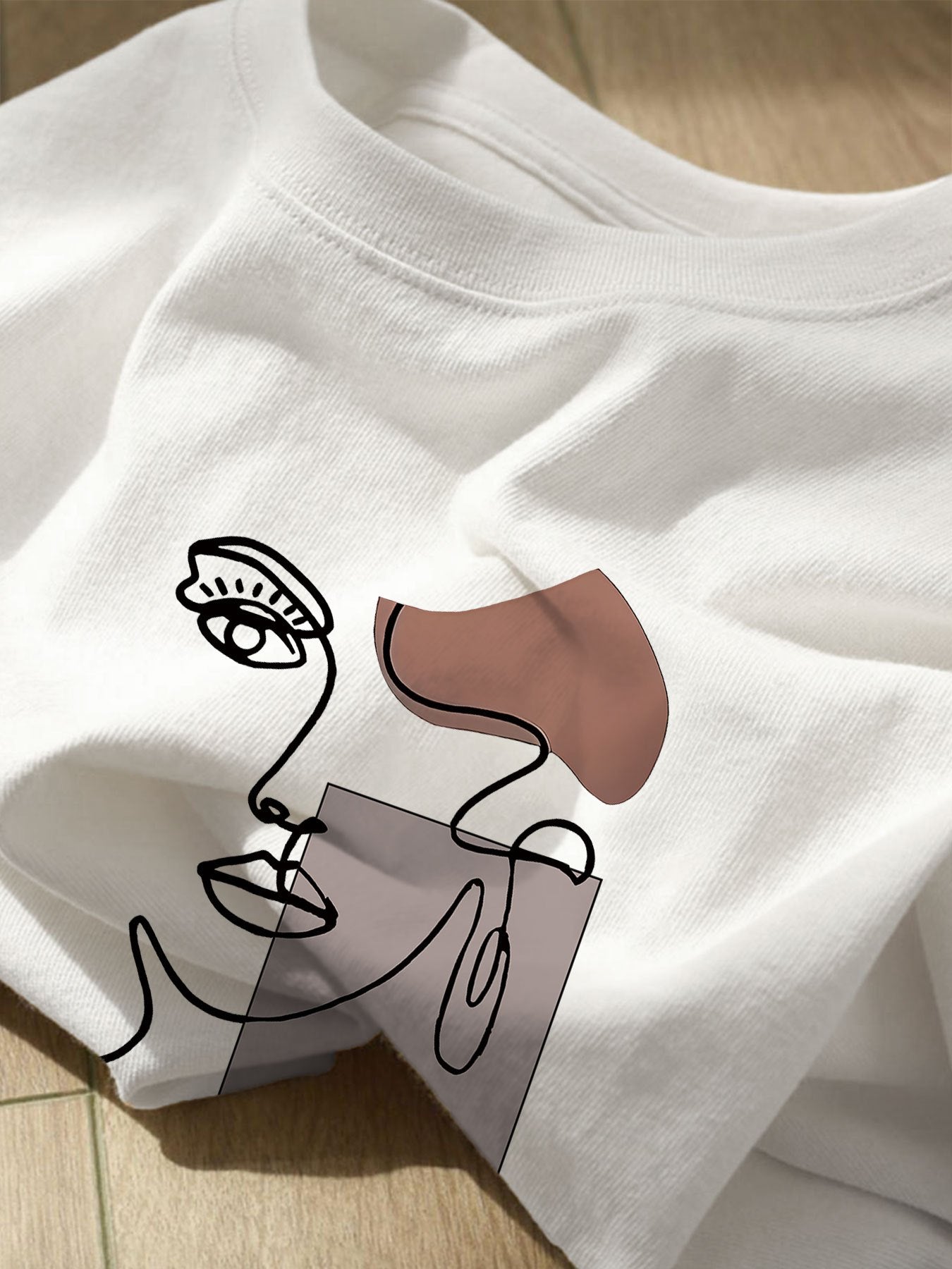 Dam T-shirt med abstrakt ansikte och modern konststil – casual för vår och sommar