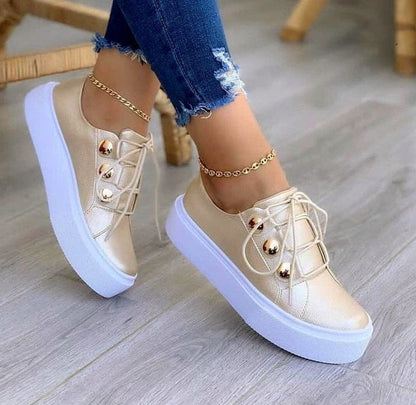Luftiga sommarsneakers för kvinnor – Trendiga platåskor med dekorativa detaljer