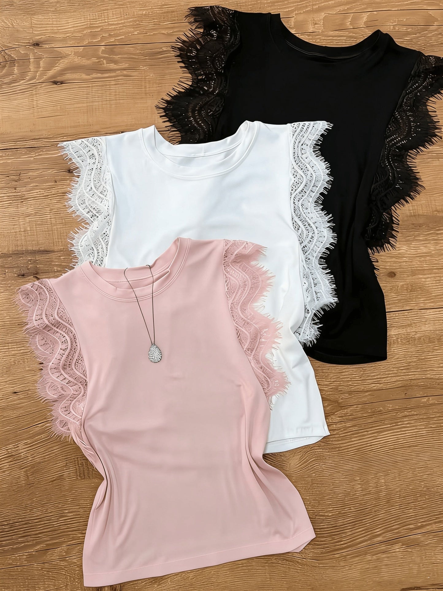 Damlinne med spetsdetaljer – elegant vardagsstil och sommartrend