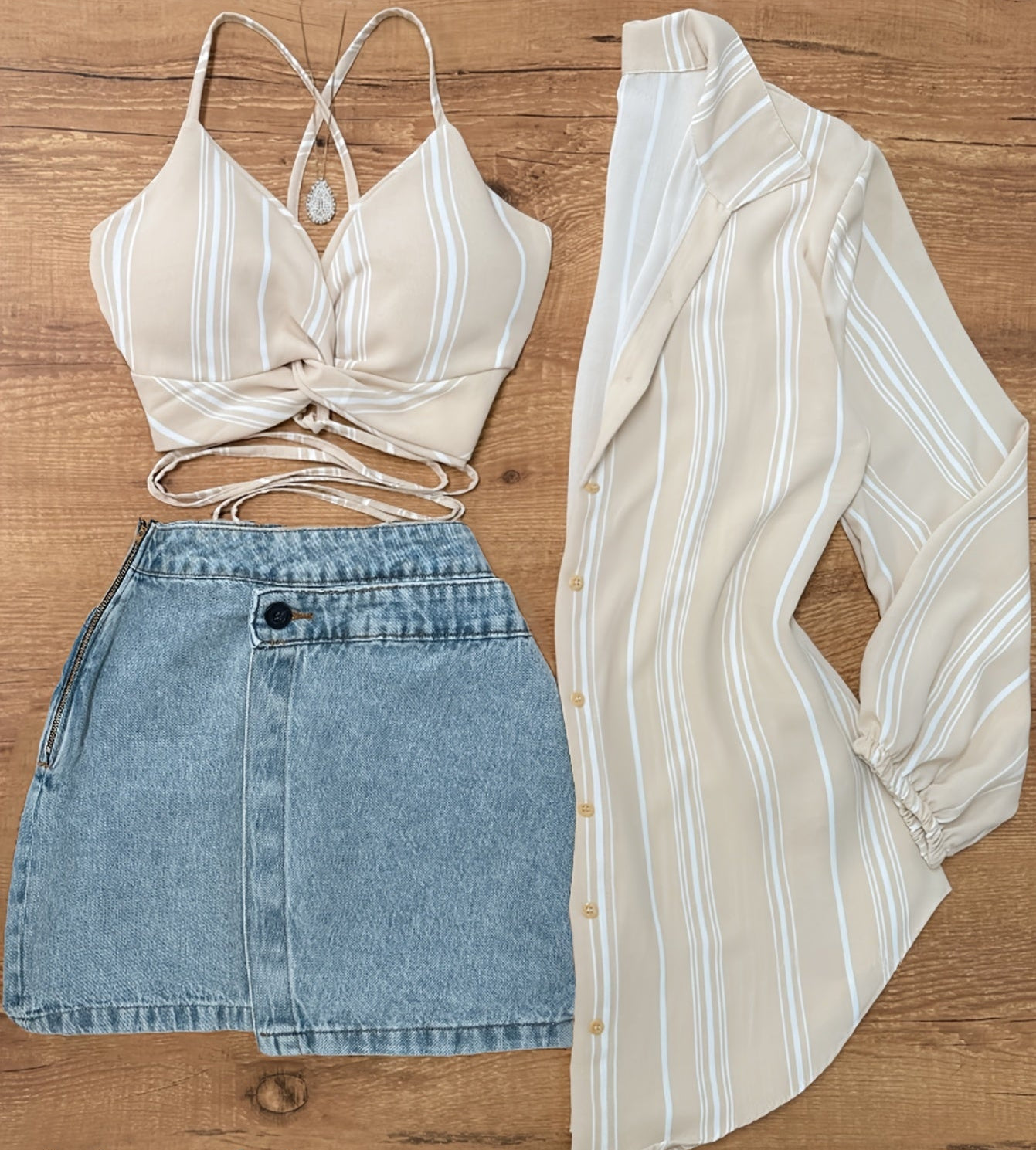 Dam Set – Modernt Sommarset med Randig Crop Top, Skjorta och Jeanskjol – Perfekt för Semester och Vardagsbruk