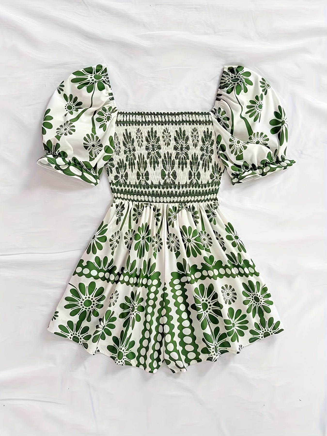 Dam Playsuit med Puffärmar och Vintage Blommönster – Perfekt för Sommar och Trädgårdsfest