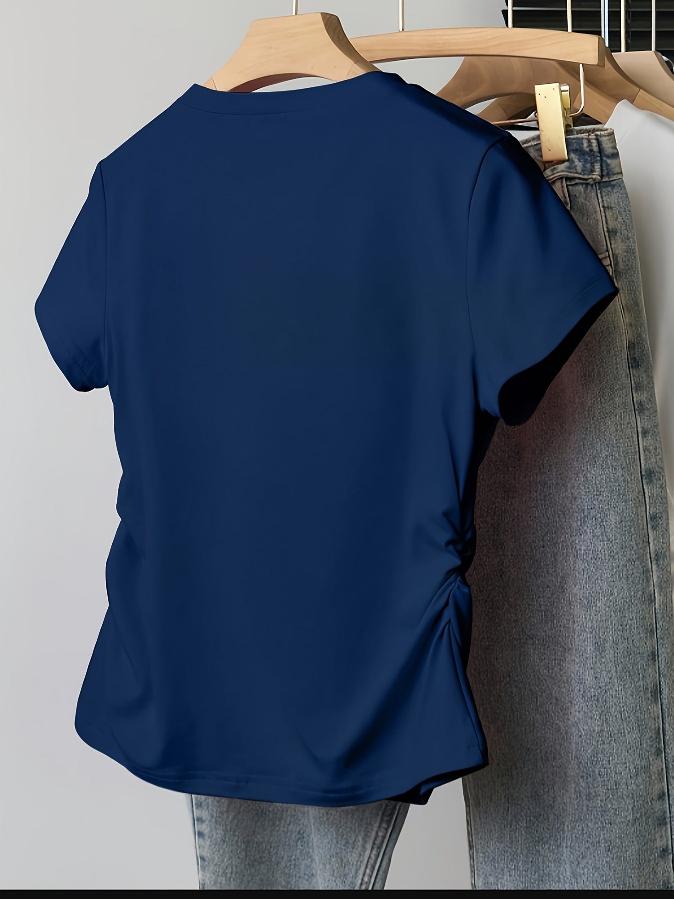 Dam T-shirt med hjärtmotiv och smickrande passform – Trendigt vardagsplagg
