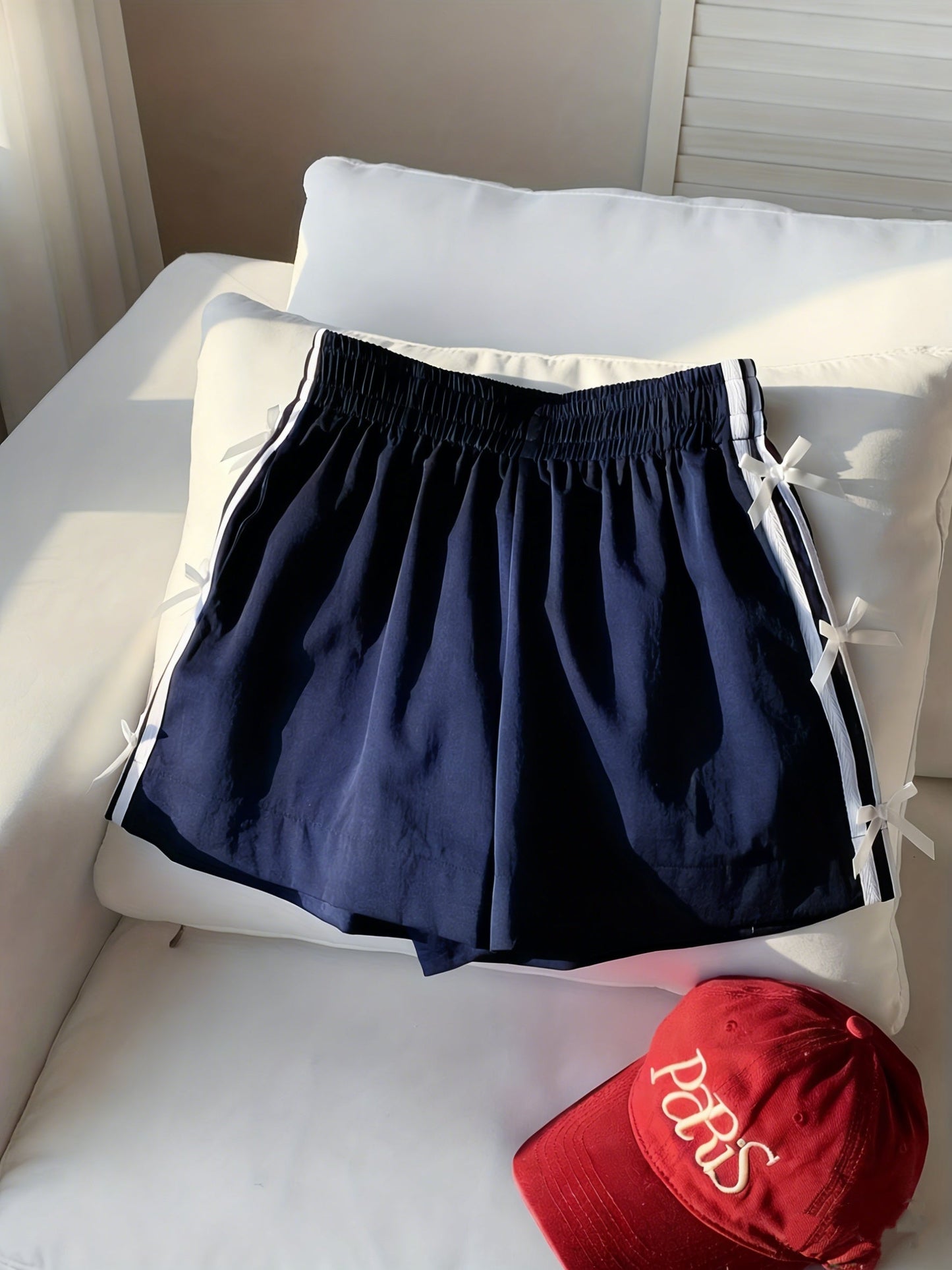Damshorts med sportig design och dekorativa rosetter – Perfekt för sommar och semester