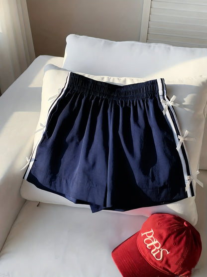 Damshorts med sportig design och dekorativa rosetter – Perfekt för sommar och semester